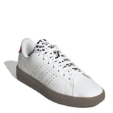 Championes Adidas Advantage 2.0 W, color blanco con detalles de estampado animal print en el cuello y la lengüeta, y detalles en rojo en el talón. Presentan las tres tiras características de Adidas perforadas en el lateral y suela color caramelo.