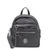 Mochila urbana de tamaño pequeño, confeccionada en material textil color negro. Presenta dos bolsillos frontales con cierre metálico, tiradores con detalle de argollas y cordón trenzado decorativo. Incluye logo circular de la marca en la parte inferior central.
