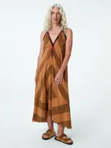 Vestido largo marrón con estampado geométrico en tonos marrones, escote en V y tirantes finos.