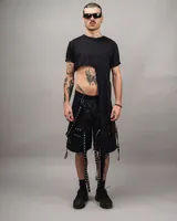 Remera corta negra de mangas cortas con corte irregular en el ruedo.