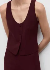 Chaleco bordó de cuello redondo abierto, tirantes anchos, cierre frontal de botones y diseño recto de estilo sastrero.