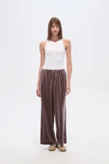 Pantalón ancho de tiro alto, confeccionado en tejido de poliéster color marrón topo, con cordón ajustable en la cintura.