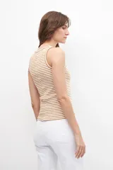 Musculosa de punto canalé a rayas horizontales color beige y blanco.