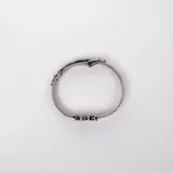 Pulsera plateada de acero con malla metálica y cierre de hebilla. Presenta la palabra "MOM" con una letra "O" en forma de corazón con incrustaciones de circonitas cúbicas.