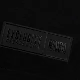 Remera negra de algodón con el logo de la NBA y el logo de Los Angeles Lakers en el pecho.