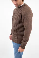 Sweater marrón de lana merino uruguaya con cuello redondo y diseño trenzado en el frente.