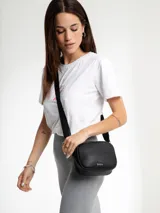 Bandolera negra rectangular con correa larga regulable.