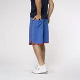 Short de baño azul con vivos rojos y escudo del Club Nacional de Football en la pierna izquierda.