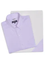 Camisa de manga larga RKF color lila, de corte regular fit, con cuello abotonado, bolsillo en el pecho con logo bordado y cierre frontal de botones.