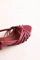 Sandalias de taco bajo cuadrado de 4 cm, color dorado, con múltiples tiras finas cruzadas en el empeine y tira ajustable en el talón.