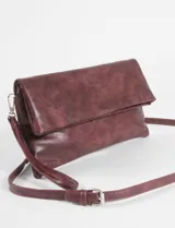 Sobre de mano plegable color bordó, con diseño de textura efecto cuero y correa removible.