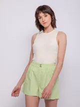 Short verde de lino con elástico en la pretina, dos botones veteados, cierre y dos bolsillos delanteros.