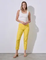 Pantalón color beige de gabardina elastizada, marca Zac & Rachel. Corte recto, pretina ancha pespunteada y largo al tobillo.