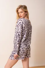 Conjunto de pijama de short y remera de manga larga con estampado animal print en tonos grisáceos y rosados.