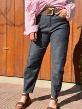 Camisa oversize de manga larga con estampado de cuadros escoceses en tono rosa y blanco, de corte holgado y cuello camisero.
