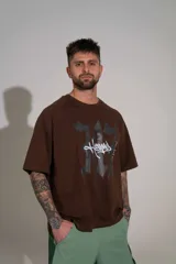 Remera boxy marrón de algodón elastizado con diseño estampado frontal estilo urbano.
