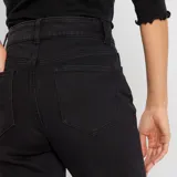 Pantalón de jean negro de corte flare y tiro alto.
