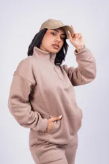 Buzo negro con cierre de media cremallera, cuello alto y logo bordado en el pecho.