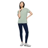 Calza deportiva de tiro alto en color azul marino, con bolsillos laterales integrados y costuras reforzadas.