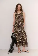 Vestido midi sin mangas, de corte recto y holgado, con cuello redondo y estampado geométrico en tonos verdes y marrones sobre base cruda.