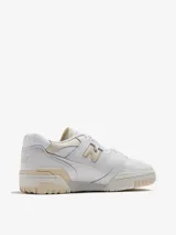 Championes New Balance 550 de cuero blanco con detalles en color crema.
