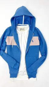 Campera con capucha azul con franja horizontal rosa en la parte superior del pecho y logo bordado en azul.
