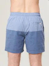 Short de baño color borgoña con cintura elastizada y cordón de ajuste.