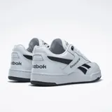 Championes Reebok BB 4000 II de cuero blanco con detalles en negro, diseño de corte bajo, cierre con cordones y suela de goma. Colaboración con el fotógrafo Cam Hicks.