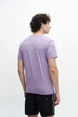 Remera violeta de corte recto con estampa en la espalda.