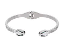 Pulsera rígida plateada de acero inoxidable con diseño de serpiente esmaltada en blanco, negro y verde.