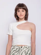 Top asimétrico blanco con una manga corta y un corte en el hombro.
