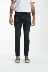 Jean negro de corte ajustado.