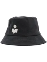 Gorro tipo bucket negro con logo blanco bordado en el frente.