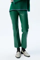 Pantalón de cuero sintético verde esmeralda, tiro medio-alto y pierna recta.