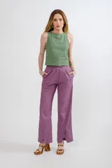 Pantalón de vestir color lila, de corte recto y tiro alto, con bolsillos laterales.