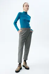 Pantalón de vestir de corte chino, con tiro medio-alto, pierna recta y bolsillos laterales. Diseño a cuadros en tonos marrón, azul y rojo.