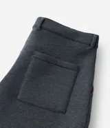 Pantalón de sastrería masculino corte balloon, color gris, confeccionado en tejido scuba pesado con pinzas frontales y pretina con pasacintos.