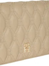 Cartera Tommy Hilfiger color beige con diseño acolchado a rombos, insignia del monograma TH dorada en la parte delantera, cierre de solapa magnético y correa ajustable.