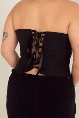 Corset negro largo básico, confeccionado en Panamá, con ballenas y cintas regulables en la espalda.