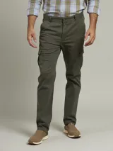 Pantalón cargo verde oliva de corte clásico, con bolsillos laterales con fuelle y cierre de solapa.