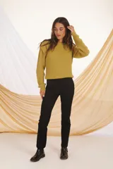 Sweater de punto color verde pistacho, de corte holgado y mangas largas.