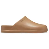 Zueco tipo mule Crocs modelo Dylan, diseñado con una estética que imita el cuero de grano completo. Presenta un diseño moldeado de una sola pieza con copa de talón profunda y acabado texturizado.