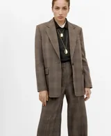 Pantalón de vestir marrón con patrón de cuadros sutiles, de corte recto y perneras amplias.