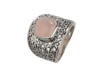 Anillo de plata 925 con piedra de cuarzo rosa de forma cuadrada.