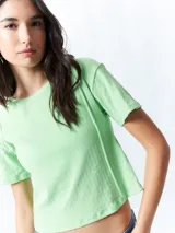 Remera corta negra de manga corta y cuello redondo.