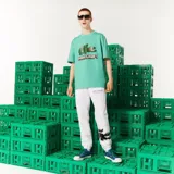 Remera verde con estampado del logo de Lacoste pixelado al estilo Minecraft y el logo de Minecraft debajo.