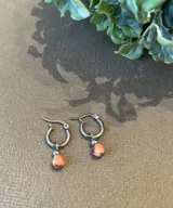 Aros de acero quirúrgico con argolla de 12 mm de diámetro y dije colgante redondo de fimo con diseño floral.