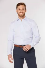 Camisa celeste con finas rayas verticales blancas, de vestir, con cuello clásico, manga larga, botones personalizados y logo bordado en el pecho.