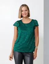 Blusa verde esmeralda de encaje con mangas cortas con volados, espalda con abertura central y botón.