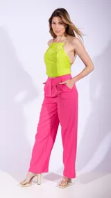 Pantalón de vestir celeste con pinzas, tiro alto y corte recto.